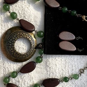 26” Avon vintage beaded chic gift set w/earrings